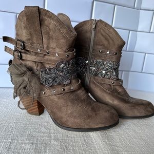 Women’s Sz 8.5 Western Booties With Bling